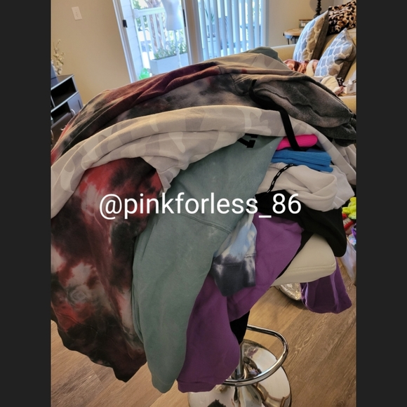 VS PINK MYSTERY BOX 📦 - Picture 5 of 6